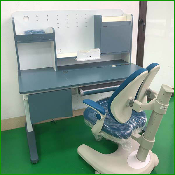 Bàn ghế học sinh thông minh<BR>chống gù chống cận A05 (màu xanh)